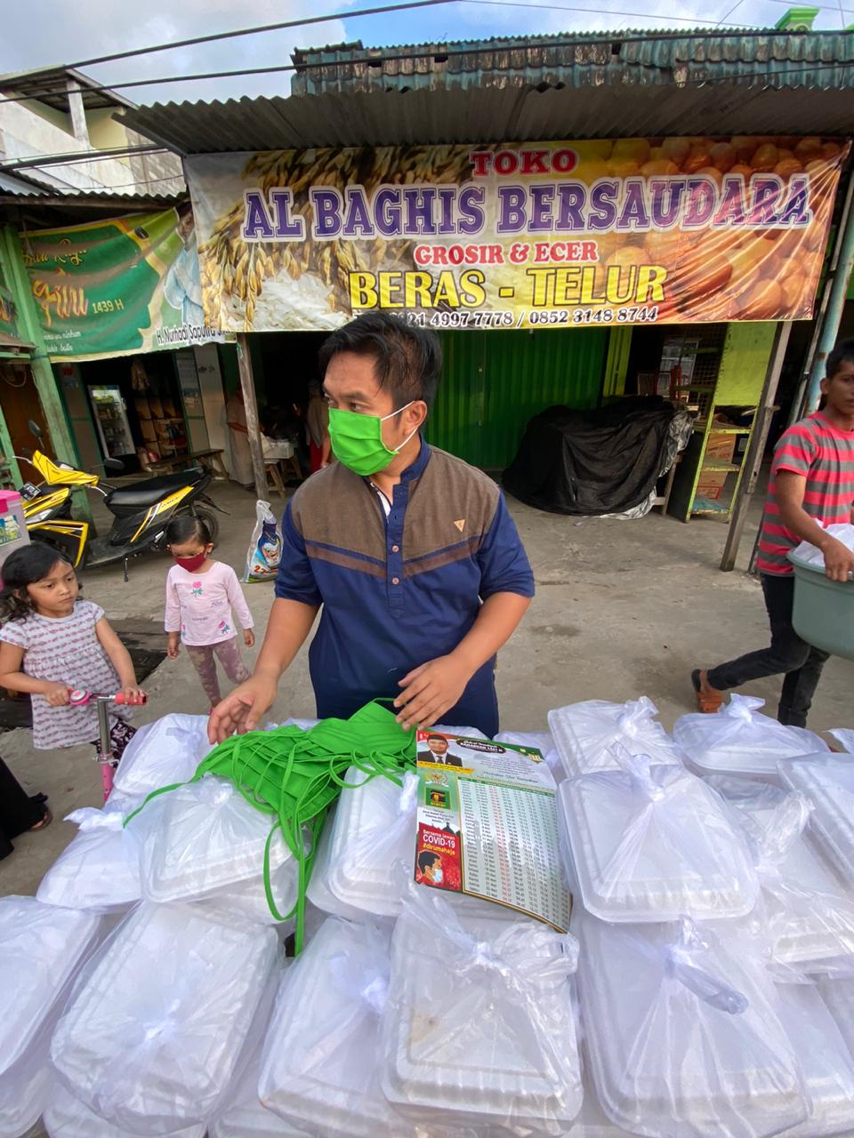 Pandemi Corona Tak Surutkan Nurhadi Berbagi. Ratusan Nasi Kotak dan Masker Dibagi ke Warga