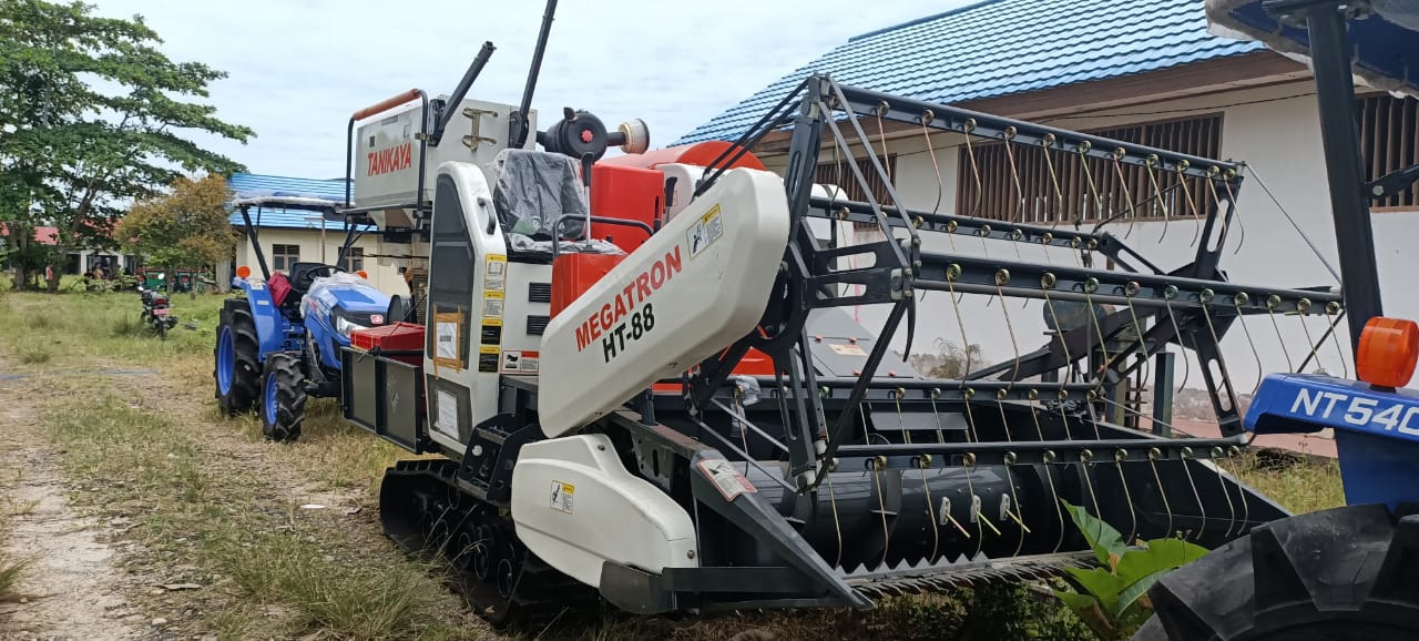 Komisi IV DPR RI Serahkan 25 Unit Alsintan untuk Petani di Kabupaten PPU