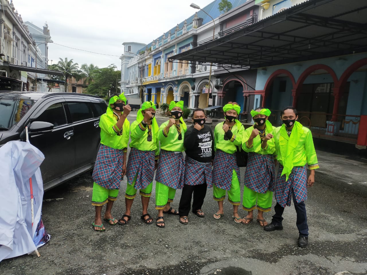 Paguyuban Wijaya Kusuma Cilacap Bagi-bagi Masker. Gelorakan Salam Ngapak dan Imbau Taati Prokes