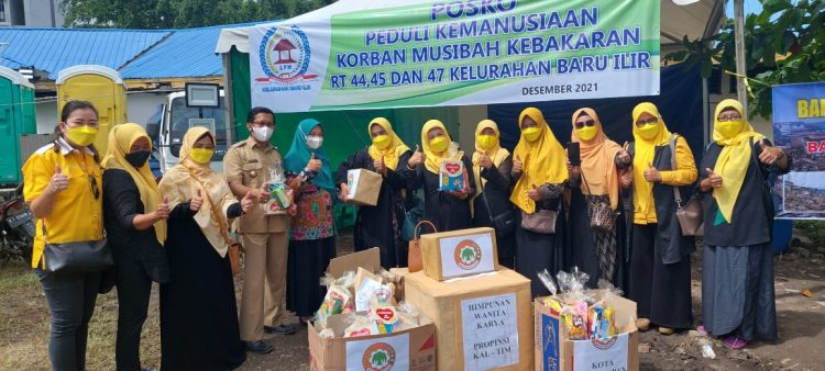 HWK Golkar Saling Mengisi, Bantu Korban Kebakaran Gunung Polisi. Bersama HWK Kaltim, Sumbang Makanan Bayi dan Snack