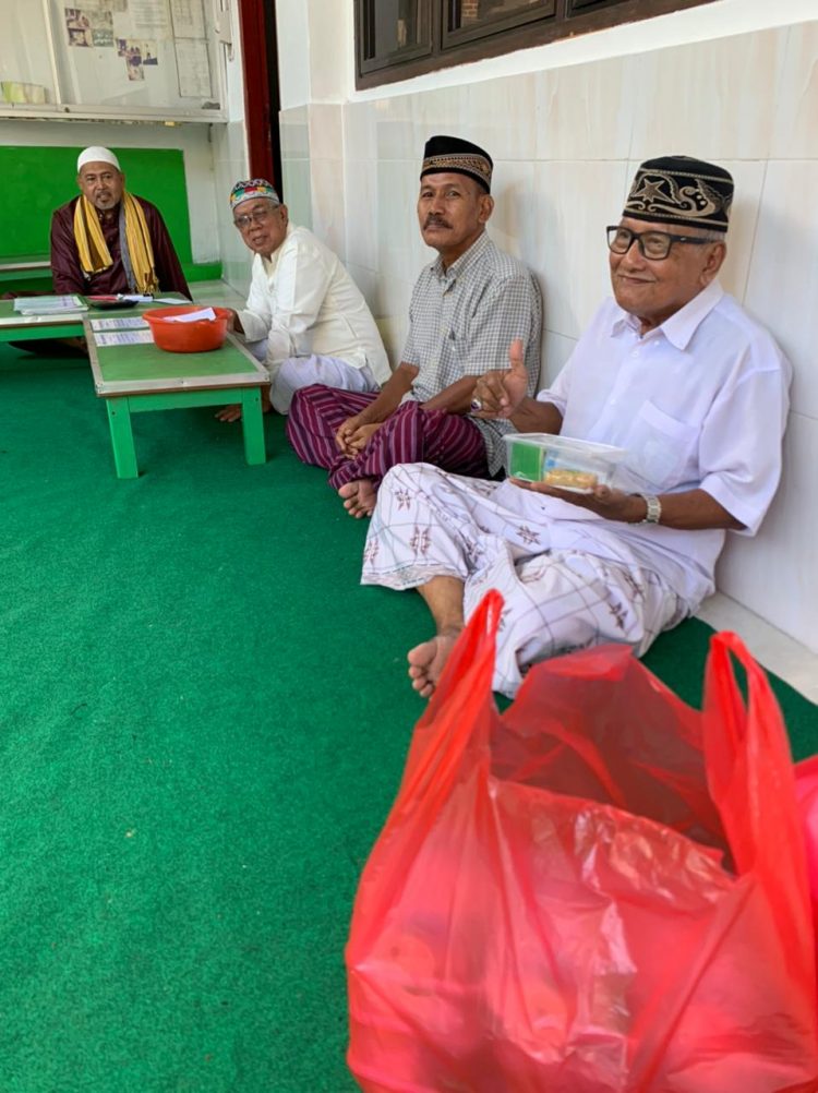 Badrus, Berfastabiqul Khairat Lewat Bagi Takjil. Berikan Buka di Masjid-Masjid untuk Mencari Berkah Ramadan