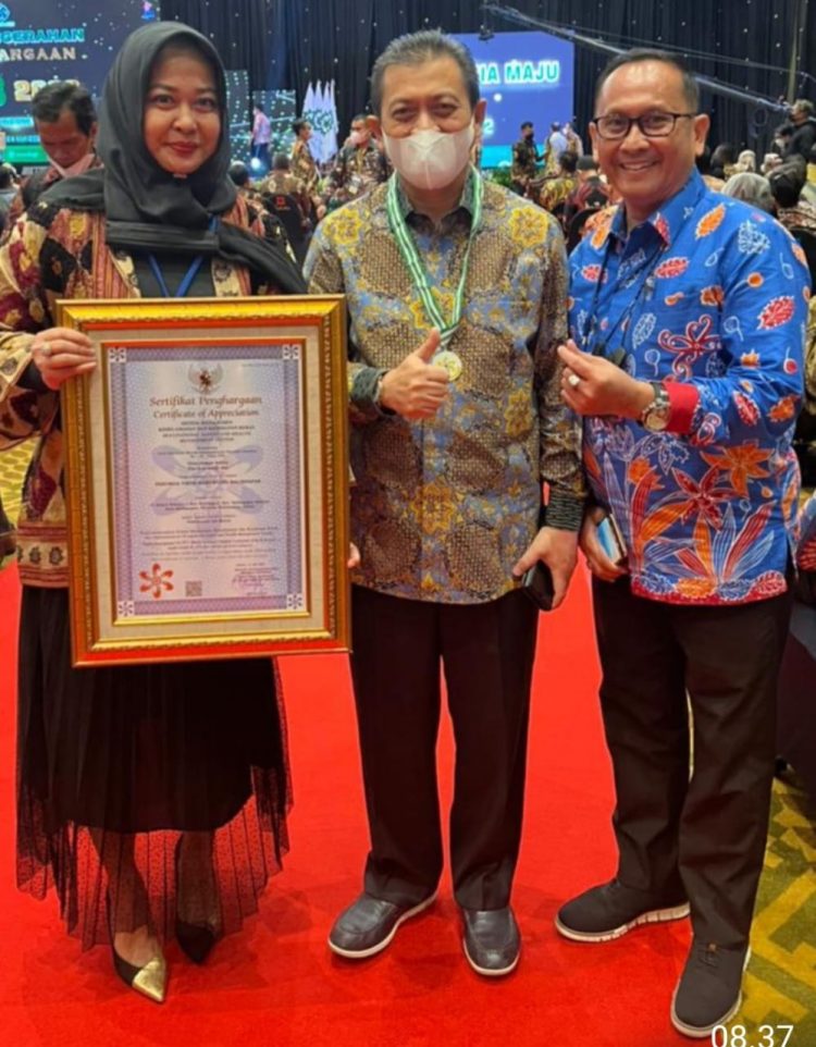 Menaker Beri Penghargaan K3 Perumda Tirta Manuntung. Nunu: Ini Komitmen Perusahaan Menjaga SMK3