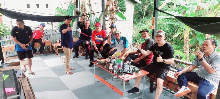 Don’t Forget to Remember Me, Asyiknya Warga Nyanyi dan Silaturahmi. Nongkrong Usai Olahraga Kaki BTN di Margomulyo