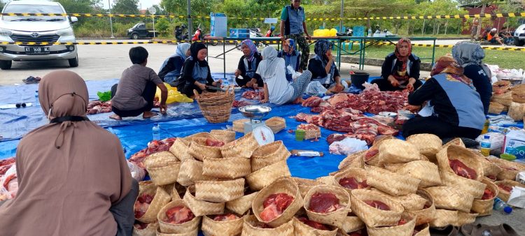 Ribuan Besek Dipakai untuk Wadah Kurban. 16 Ekor Sapi Disembelih 2 Versi, Syaiful Apresiasi Shohibul Qurban Islamic Centre