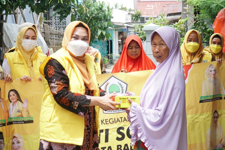 Peduli Korban Banjir, IIPG Bagi Ratusan Nasi Kotak. Dipimpin Hj Yulianti Abdulloh, Hj Nurlena Baksos Tempat Lain