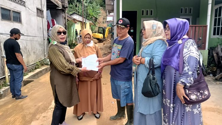 Majelis Taklim Wanita MI, saat Banjir Berbagi. Kunjungi Rumah Diterjang Longsor hingga Dapur Umum