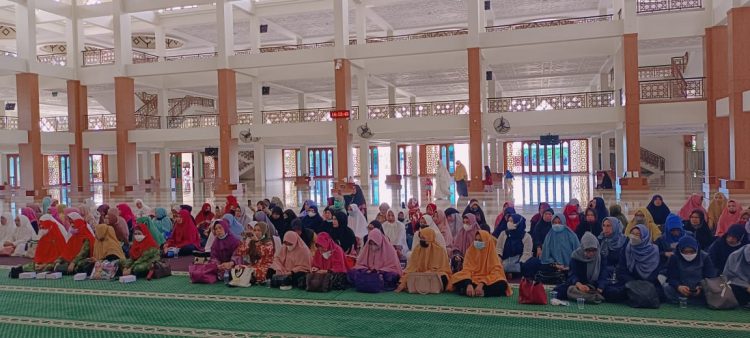 Majelis Taklim Wanita Madinatul Iman Gelar Pengajian Perdana di BIC. Pengurus Diimbau Terus Rajut Silaturahmi dan Buat Program