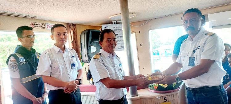 Semangat Superteam KMP Manggani Menggelora. Syukuran Usai Docking, Secara Operasional Layak Berlayar