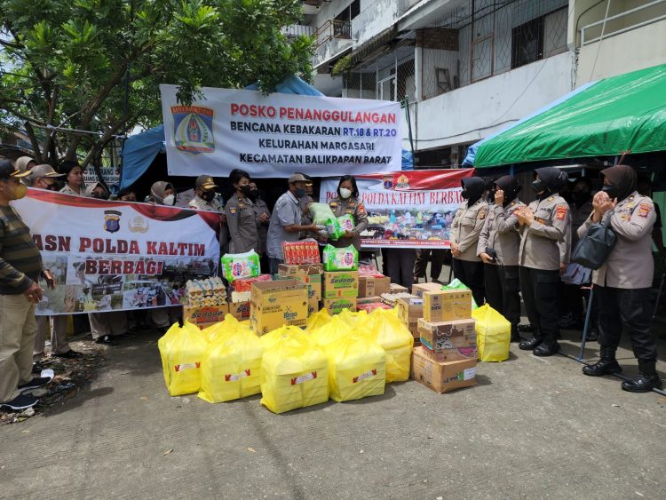 ASN dan Polwan Polda Kaltim Bantu Korban Kebakaran Pandansari. Dari Susu Bayi, Pampers hingga Mie Instan