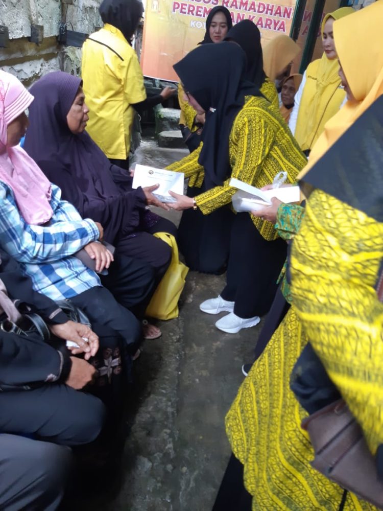 Hj Nurlena: Ramadan Jadikan Bulan Tebar Peduli Warga. Baksos Perempuan Karya, Bagi Ratusan Bingkisan di 6 Kecamatan