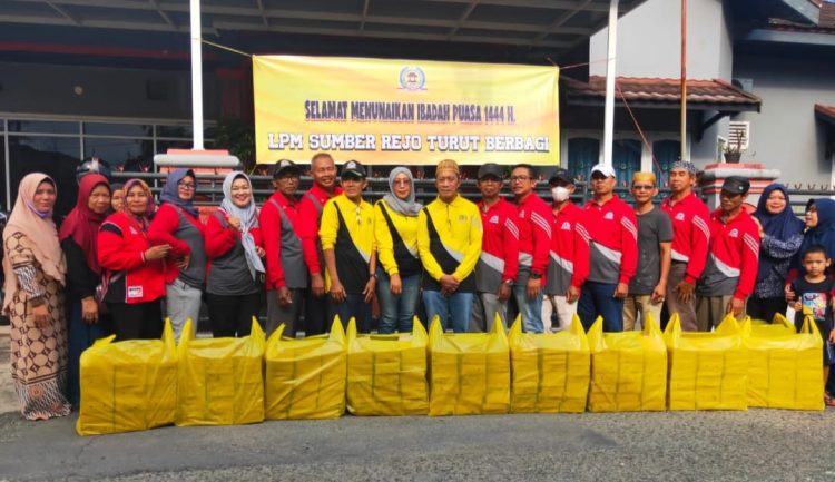 Berlomba Berbuat Baik, LPM Sumber Rejo Bagi 400 Takjil ke Warga. Ahmad: Ramadan Momentum Berbagi dan Silaturahmi