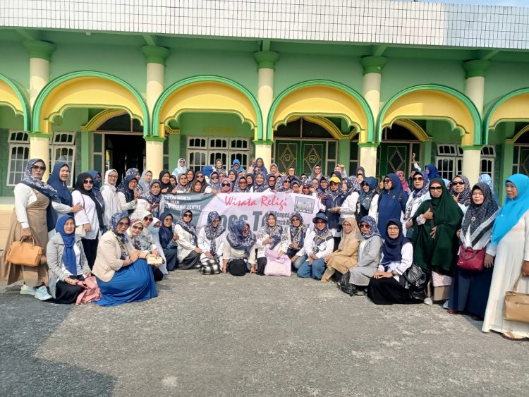 MTW MI Wisata Religi ke Makam Kelambu Kuning. Juga Ziarah ke Ponpes Al-Banjari dan Kunjungi Ladaya