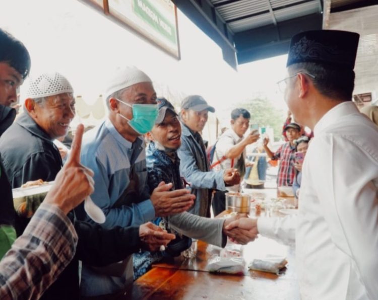 Makan Gratis RMC, Sejam Ludes, Rencana Sebulan Sekali. Walikota Borong Asongan, Dibagi-bagi ke Warga