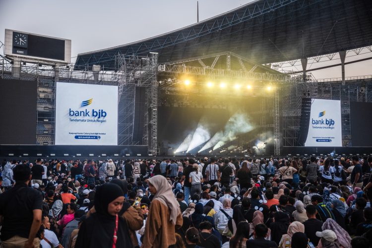 Sheila On 7 Lampiaskan Kerinduan Penggemar. Tampil di Konser Tunggu Aku di Samarinda