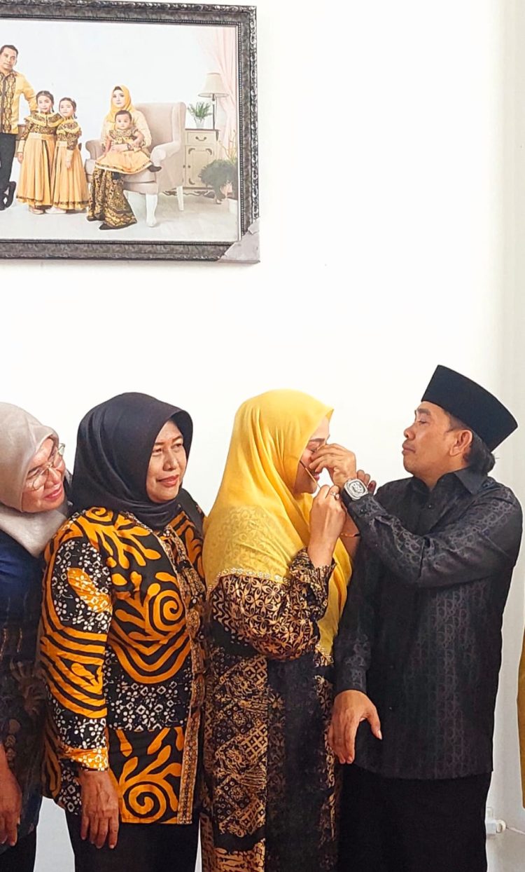 Bulu Mata Suci, Menggoda Alwi