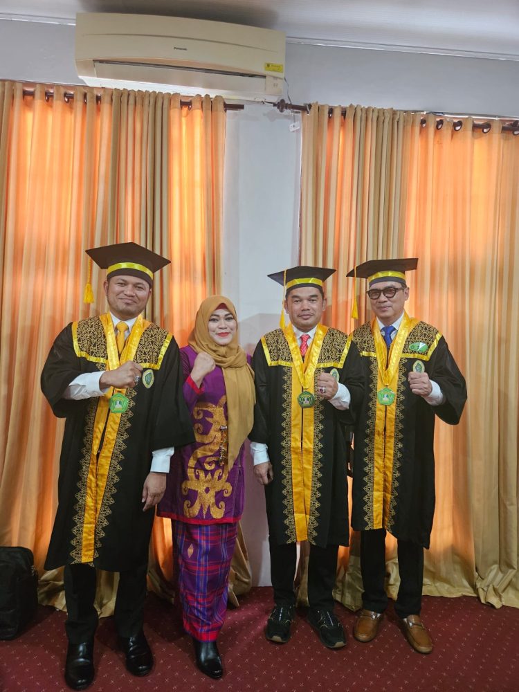 Dirut PDAM Raih Doktor Cumlaude. Bersama Gubernur dan Ketua DPRD Kaltim Diwisuda