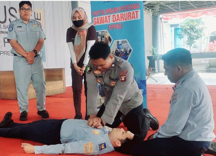 Praktek Kompresi 30:2 PPGD di Terminal Batu Ampar. Kerjasama BPTD, Jasa Raharja dan Bidokkes