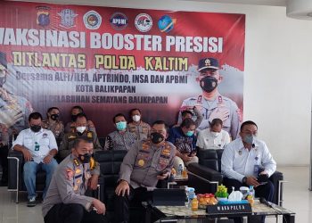 Wakapolda Kaltim Ikut Vicon Vaksinasi di Pelabuhan Semayang. Juga Diskusi dengan ALFI dan Serahkan Sembako