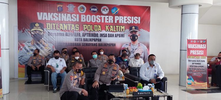Wakapolda Kaltim Ikut Vicon Vaksinasi di Pelabuhan Semayang. Juga Diskusi dengan ALFI dan Serahkan Sembako