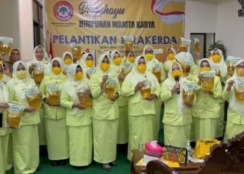 Pengurus HWK Diberi Souvenir Migor saat Pelantikan. Walikota: Jadi yang Terbaik dan Sinergi dengan Pemerintah