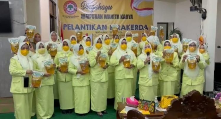 Pengurus HWK Diberi Souvenir Migor saat Pelantikan. Walikota: Jadi yang Terbaik dan Sinergi dengan Pemerintah