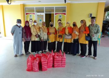 Pengurus dan Fraksi Golkar Berbagi Takjil di Jalan saat Ramadan. Empati Sesama, 19 April 2022 Buka Bersama di ‘Kantor Slipi’