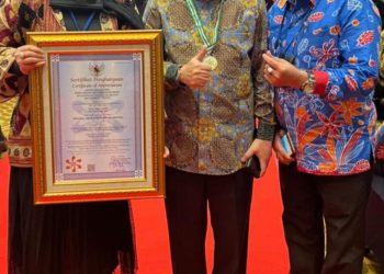 Menaker Beri Penghargaan K3 Perumda Tirta Manuntung. Nunu: Ini Komitmen Perusahaan Menjaga SMK3
