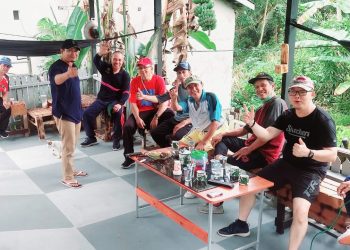 Don’t Forget to Remember Me, Asyiknya Warga Nyanyi dan Silaturahmi. Nongkrong Usai Olahraga Kaki BTN di Margomulyo