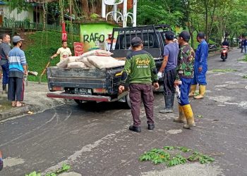 Perbaikan Jalan Tak Direspons Pertamina. LPM, Forkom RT Muara Rapak Galang Dana Swadaya Lakukan Perbaikan
