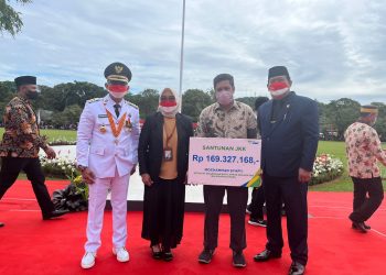 Walikota Serahkan Santunan Ketua RT Senilai Rp169,3 Juta. Rahmad: Ini Proteksi Kehidupan Kerjasama BPJS Ketenagakerjaan Secara Gratis