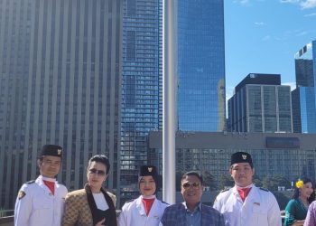 Ketum LMP Upacara Bendera HUT ke-77 RI di Toronto Kanada. Arsyad Cannu: Wujud Nasionalisme Anak Bangsa. LMP Kaltim Bentang 77 Meter Bendera Merah Putih