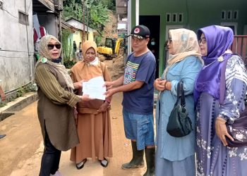 Majelis Taklim Wanita MI, saat Banjir Berbagi. Kunjungi Rumah Diterjang Longsor hingga Dapur Umum