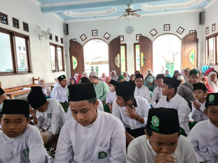 10 Muharram, Ponpes Al-Hamidiyah Santuni Ratusan Anak Yatim. KH Musleh: Kami Gelar Lebaran Anak Yatim Meriahkan Muharram
