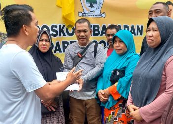 Golkar Balbar Bantu Uang Tunai Korban Kebakaran Pandansari. Alwi Alqadrie: Semoga Meringankan, Sedih Lihat Rumah Warga Ludes