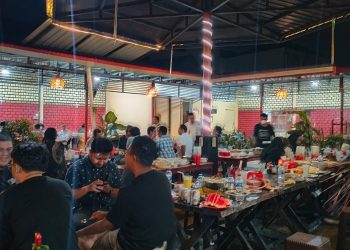 Nikmatnya Ayam Goreng Kampung Bandung Bu Tuti, Ada Juga Karedok. Lokasi Strategis, Nongkrong, Meeting Asyik Sambil Ngopi