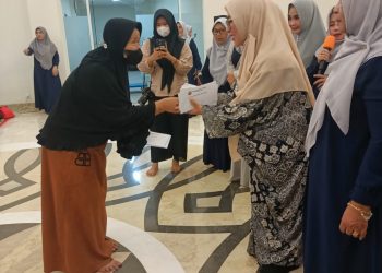 Majelis Taklim Wanita Wajib Membangun Balikpapan. Hj Nurlena Bagi Sedekah, Mantan Artis Peggy Melati Sukma Hadir Bercadar di Balikpapan