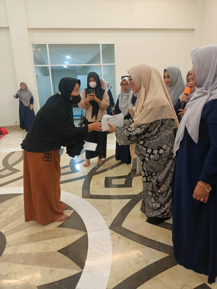 Majelis Taklim Wanita Wajib Membangun Balikpapan. Hj Nurlena Bagi Sedekah, Mantan Artis Peggy Melati Sukma Hadir Bercadar di Balikpapan