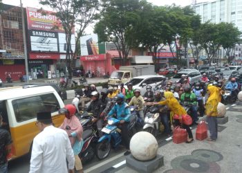 Sebulan Ramadan, Golkar Bagi Sedekah untuk Raih Berkah. Pengurus, Anggota Fraksi Bagi Takjil dan Nasi, Ditutup Hj Nurlena dan Yusuf Mustafa