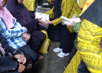 Hj Nurlena: Ramadan Jadikan Bulan Tebar Peduli Warga. Baksos Perempuan Karya, Bagi Ratusan Bingkisan di 6 Kecamatan