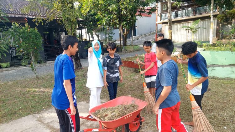 Anak-anak BTN ‘Gobar’, Surprise Ada Burjo dan Gazebo. Silaturahmi dan Bersih-bersih Jelang Idul Adha