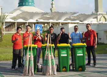 ACE Hardware Sumbang 4 Sampah Plastik dan 5 Sapu. Puluhan Timnya Keliling Islamic Centre Bersih-bersih Lingkungan