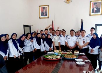 Ngeprank Rekan Kerja, Akhirnya Kena Prank. Tomi Ultah, Istri Beri Surprise dan Ada Mie ala Imlek