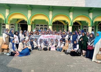 MTW MI Wisata Religi ke Makam Kelambu Kuning. Juga Ziarah ke Ponpes Al-Banjari dan Kunjungi Ladaya