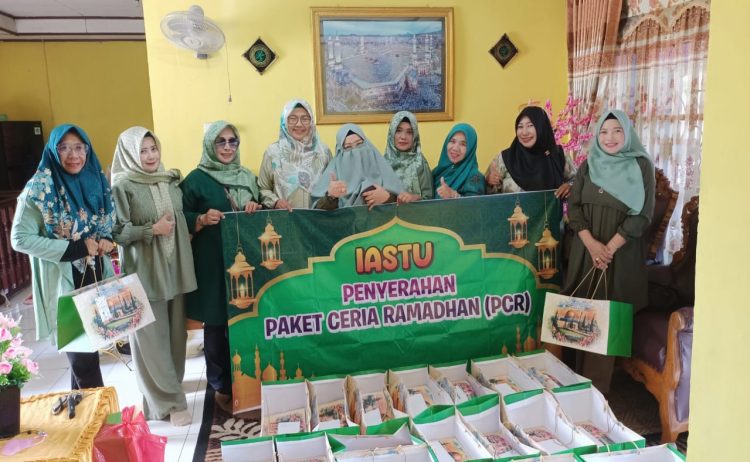 Hj Nurlena Lewat IASTU, Berbagi ke Yatim dan Berikan PCR. Hj Darliana: Terimakasih Donatur, Semoga Bisa Digelar Kembali