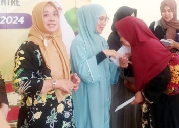 Hj Nurlena Rahmad Ingatkan Warga Tak Mudah Percaya Hoax. Bersedekah saat Ramadan, Bagikan Ratusan Zakat