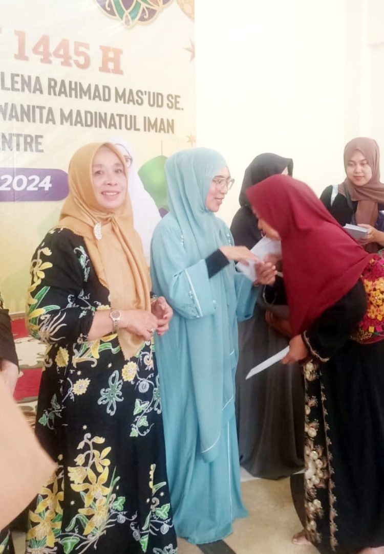 Hj Nurlena Rahmad Ingatkan Warga Tak Mudah Percaya Hoax. Bersedekah saat Ramadan, Bagikan Ratusan Zakat