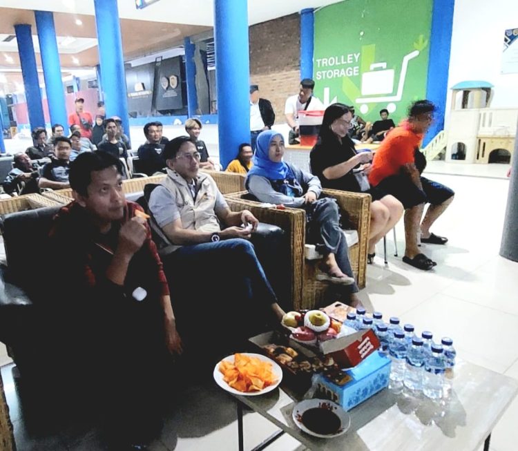 ‘VAR-ah’, Kecewa, Gol Indonesia Dianulir Wasit. Kepala BPTD Kaltim-Istri dan Kasi Nobar di Terminal Batu Ampar