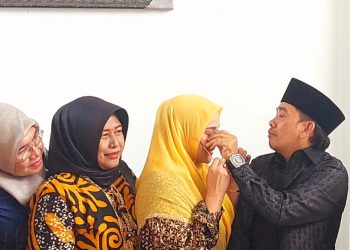 Bulu Mata Suci, Menggoda Alwi