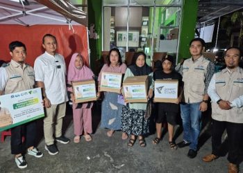 Ramadan Keren, YBM PLN UPT Balikpapan Bagi 100 Sembako. Kerjasama Dompet Dhuafa dan PMI