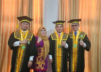Dirut PDAM Raih Doktor Cumlaude. Bersama Gubernur dan Ketua DPRD Kaltim Diwisuda